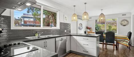 Frigorifero, forno, piano cottura, lavastoviglie