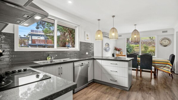 Réfrigérateur, four, plaque de cuisson, lave-vaisselle