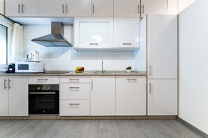 Réfrigérateur, micro-ondes, four, cafetière/bouilloire