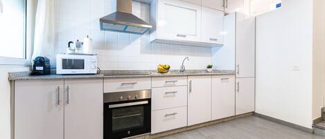 Refrigerador, microondas, horno, placa de cocina