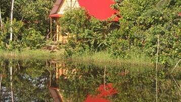 Cabane Deluxe, vue lagon | Literie hypoallergénique, décoration personnalisée