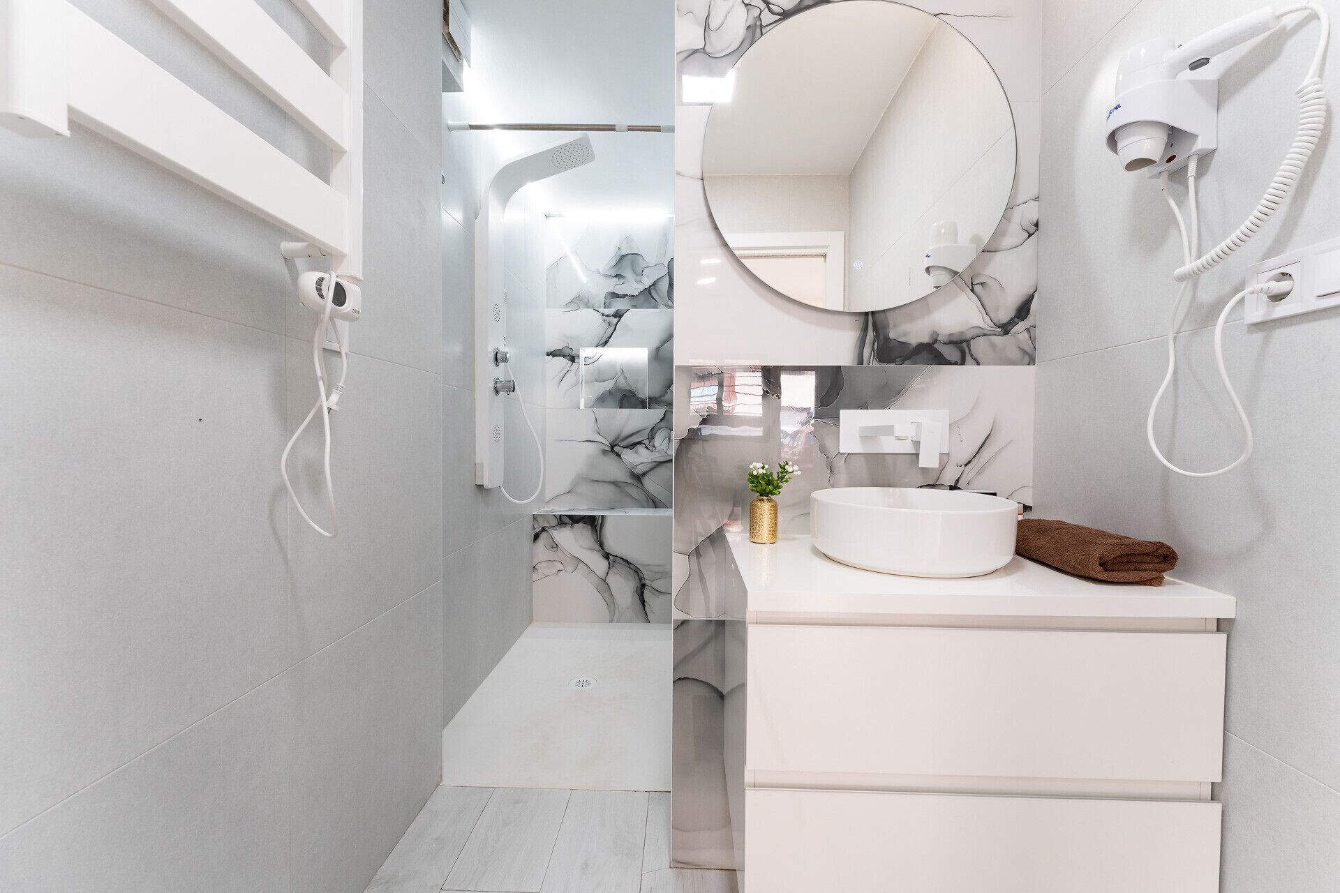 Shower, hair dryer, towels