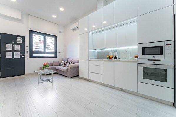 Refrigerador, microondas, horno, placa de cocina