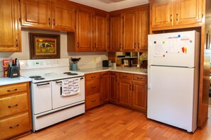 Kylskåp, mikrovågsugn, ugn och spishäll