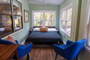 2 slaapkamers, een bureau, een strijkplank/strijkijzer, gratis wifi