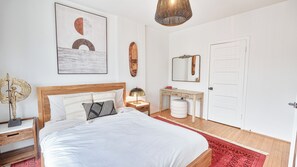 6 bedrooms, desk, iron/ironing board, travel crib - Exquisite Vintage Hotel - Steps to Downtown (Toronto)