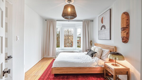 6 bedrooms, desk, iron/ironing board, travel cot