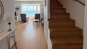 Un vaste espace de vie avec un escalier menant à l’étage supérieur.