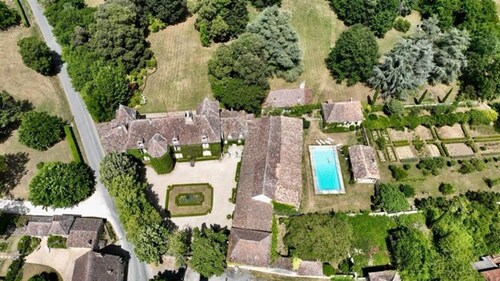 Château with a Large Pool and magnificient park. Château & independent house.