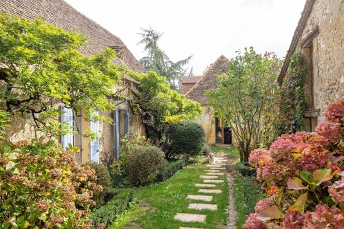 Château with a Large Pool and magnificient park. Château & independent house.