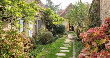 Château with a Large Pool and magnificient park. Château & independent house.