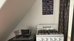 Une cuisine équipée d’un réfrigérateur et d’une cuisinière.