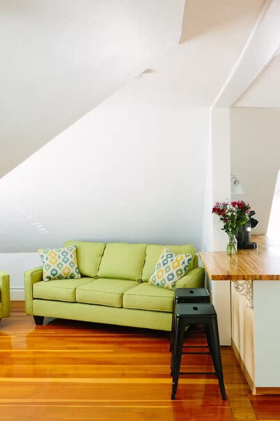 Charming Studio apartment with WiFi, AC in welcoming Portland