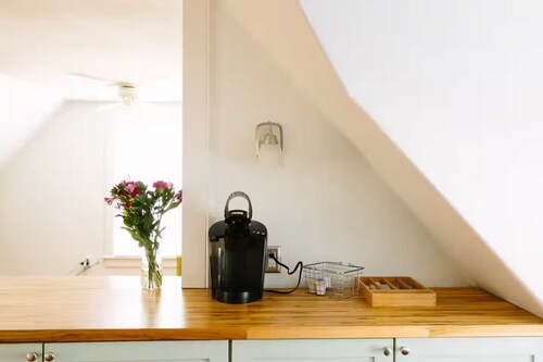 Charming Studio apartment with WiFi, AC in welcoming Portland