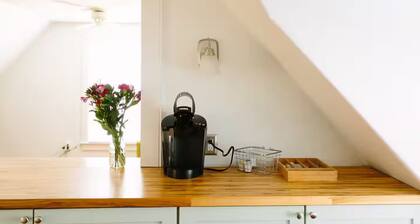 Charming Studio apartment with WiFi, AC in welcoming Portland