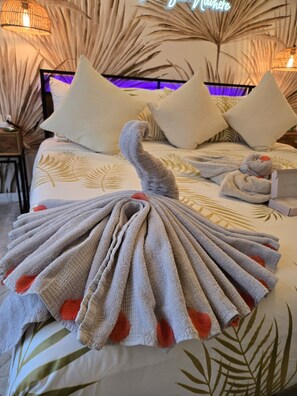 4 bedrooms, desk, iron/ironing board, free WiFi - Tropical Disco, Party Paradise, Mins to Beach, Pool (St. Petersburg)