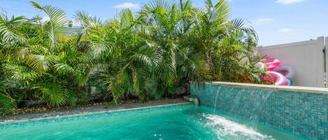 Een verwarmd zwembad