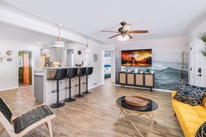 Interior - Tropical Disco, Party Paradise, Mins to Beach, Pool (St. Petersburg)