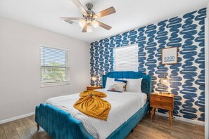 4 habitaciones, escritorio y tabla de planchar con plancha 