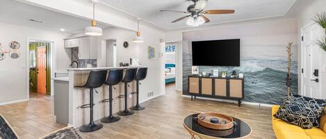 スマートテレビ、暖炉、書庫、ステレオ