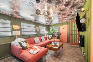 TV connectée, cheminée, livres, chaîne hi-fi