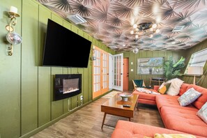 Smart TV, chimenea y estéreo 