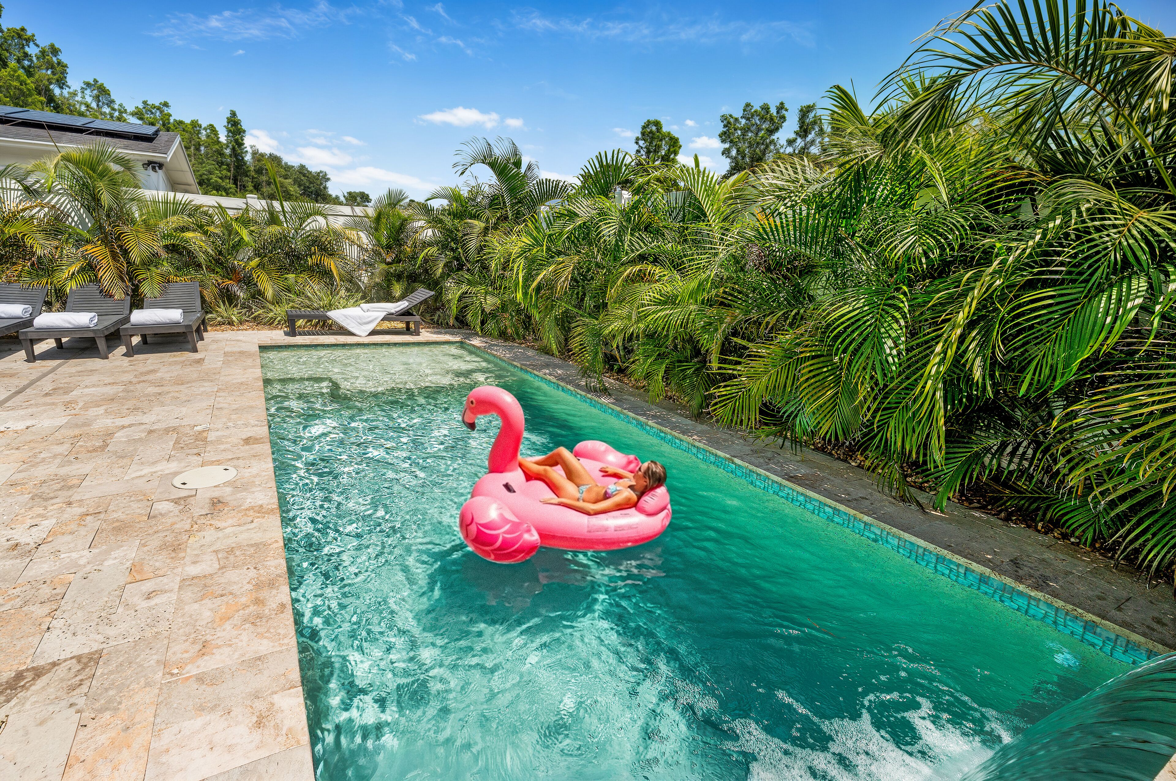 Utendørsbasseng og et oppvarmet basseng