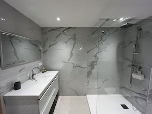Shower, hair dryer, towels, toilet paper - 5-star tourist accommodation. Private pool, center and beach on foot. (Porto-Vecchio)