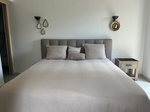 5 quartos, ferros/tábuas de passar roupa, berço de viagem