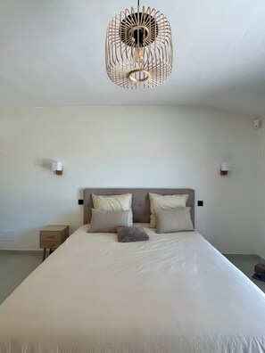 5 habitaciones, escritorio y tabla de planchar con plancha