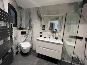 Douche, sèche-cheveux, serviettes fournies, papier toilette