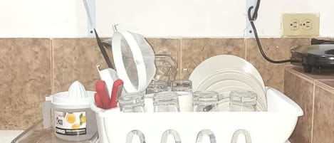 ثلاجة، ميكروويف، محمصة خبز، مستلزمات طهي/أطباق/أوعية