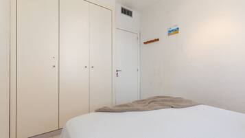 3 slaapkamers, een strijkplank/strijkijzer, gratis wifi, beddengoed