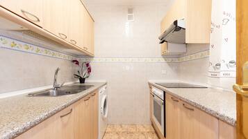 Refrigerador, microondas, horno y cafetera y tetera