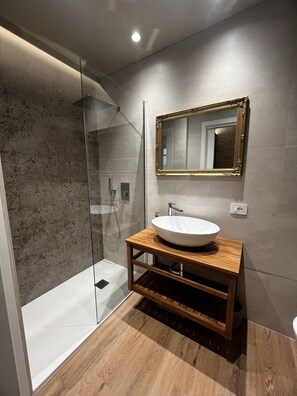 Habitació doble de luxe, bany privat, zona enjardinada | Bany | Dutxa, assecador de cabells, barnussos i sabatilles 