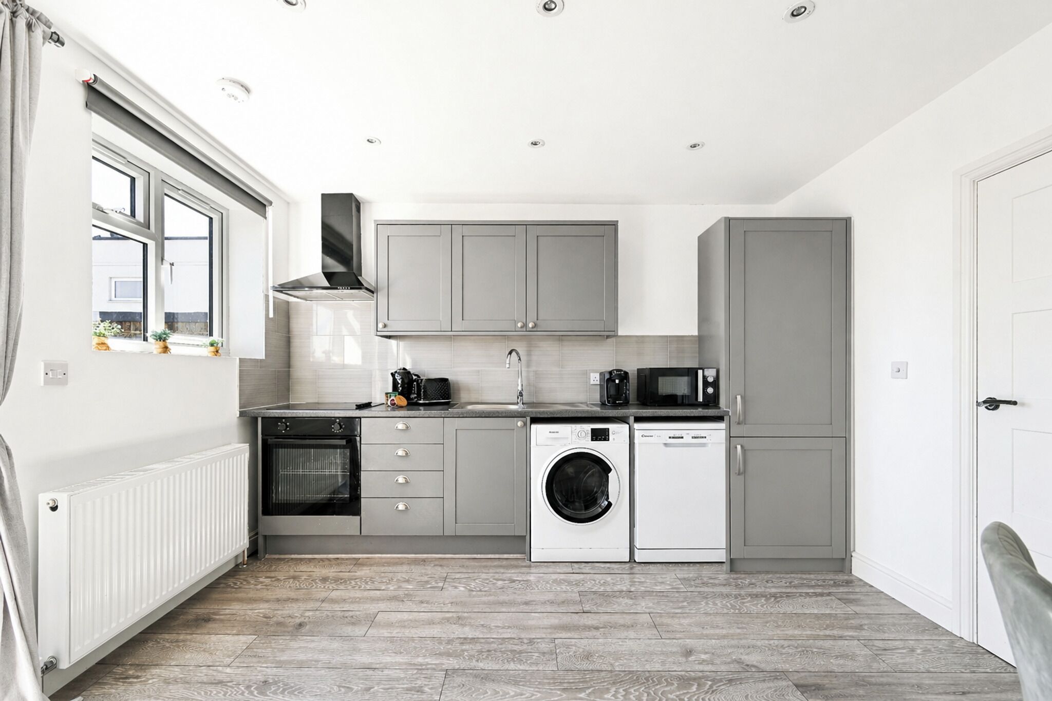 Frigorífico, microondas, horno y placa de cocina