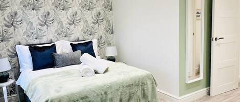Iron/ironing board, internet, bed sheets