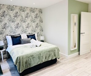 Iron/ironing board, Internet, bed sheets