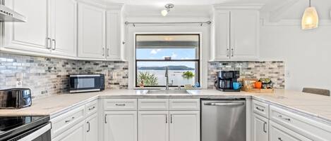 ثلاجة، ميكروويف، فرن، موقد طهي مسطح