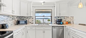 Lakefront Oasis- Steps to Water- Private Boat Ramp