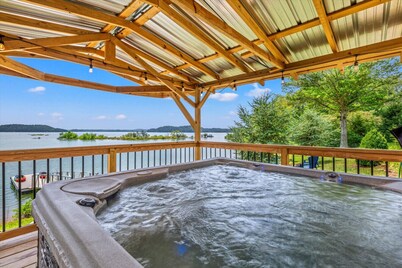 Lakefront Oasis- Steps to Water- Private Boat Ramp