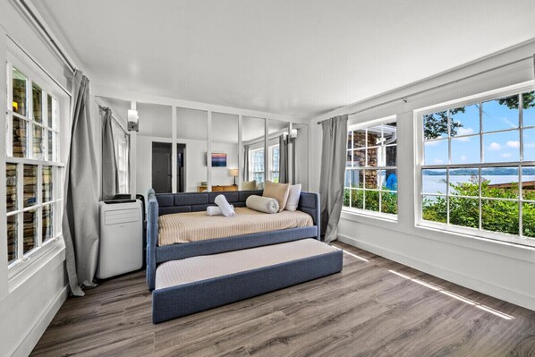 3 camere, una scrivania, ferro/asse da stiro, Wi-Fi gratuito