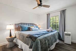 3 bedrooms, desk, iron/ironing board, free WiFi - Lakefront Oasis- Steps to Water- Private Boat Ramp (Dandridge)