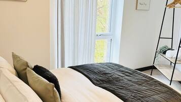 2 quartos, escrivaninha, ferros/tábuas de passar roupa, berço de viagem