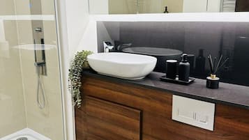 Haartrockner, Handtücher, Seife, Shampoo