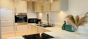 Spacious Modern Flat | Balcony, Free Parking | 3min City Centre