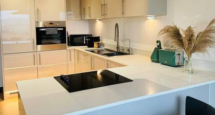 Spacious Modern Flat | Balcony, Free Parking | 3min City Centre