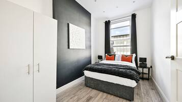 1 habitación, escritorio, tabla de planchar con plancha y cuna de viaje