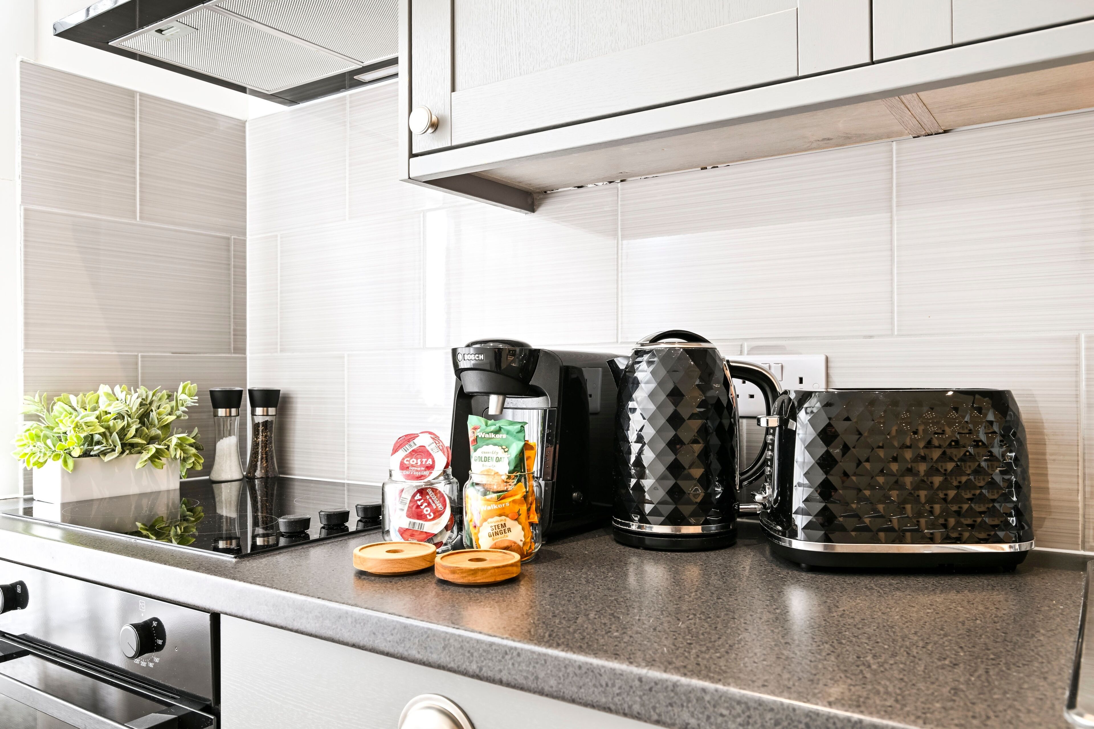 冷蔵庫、電子レンジ、オーブン、コンロ