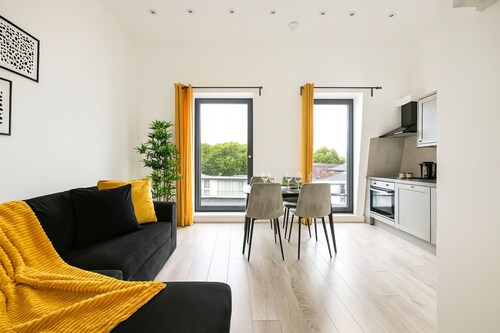 Modern Spacious Flat w/ Balcony | Ealing Broadway, 15min Central